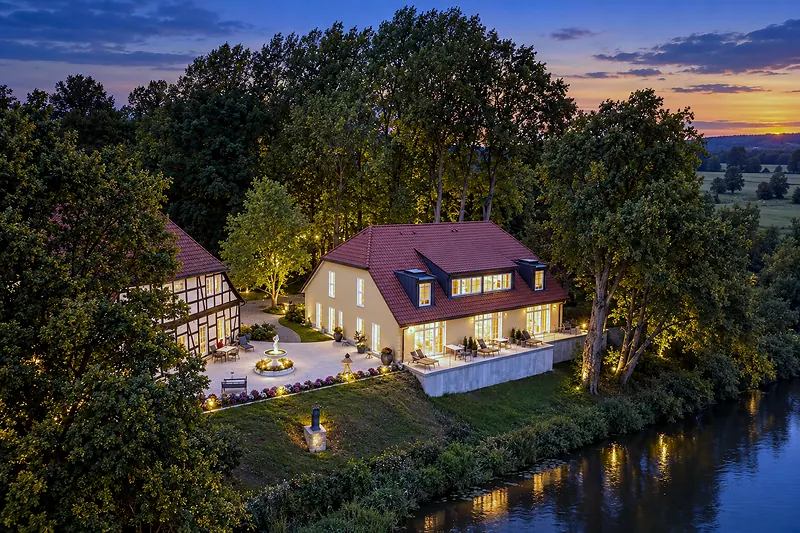 Der Landsitz aus der Luft am Abend