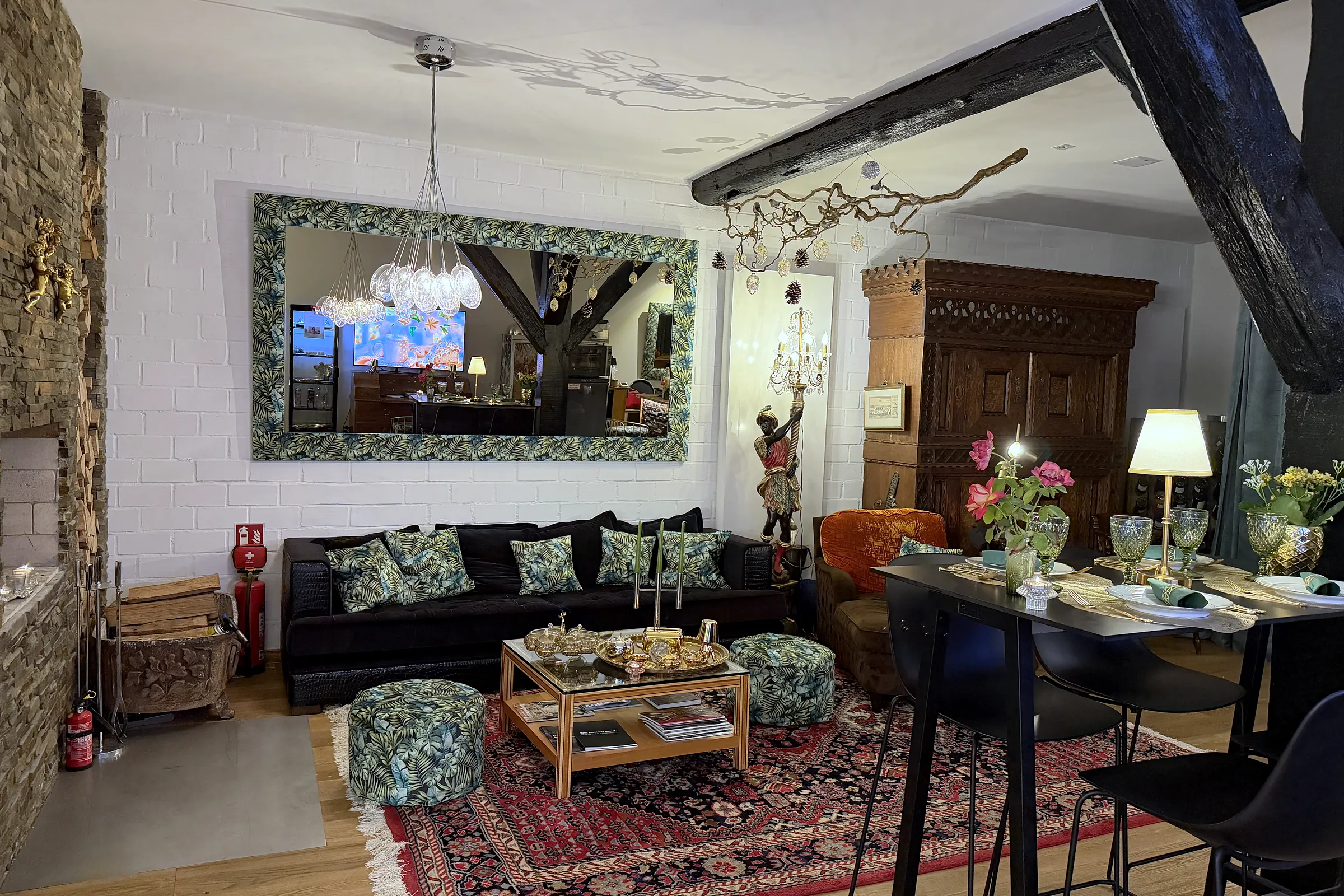 Gemeinschaftslounge mit Sofa, Teppich und Balken